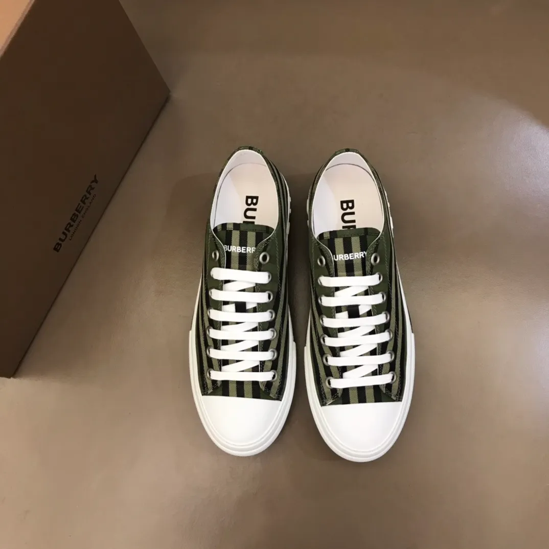 p400 "Burberr*" men's classic low-top sneakers, reinterpreted in Vintage check cotton material and decorated with a new brand logo. First-layer sheepskin lining, embossed Burberry logo on the heel, and original TPU outsole!  Size: 38-44 No. 068